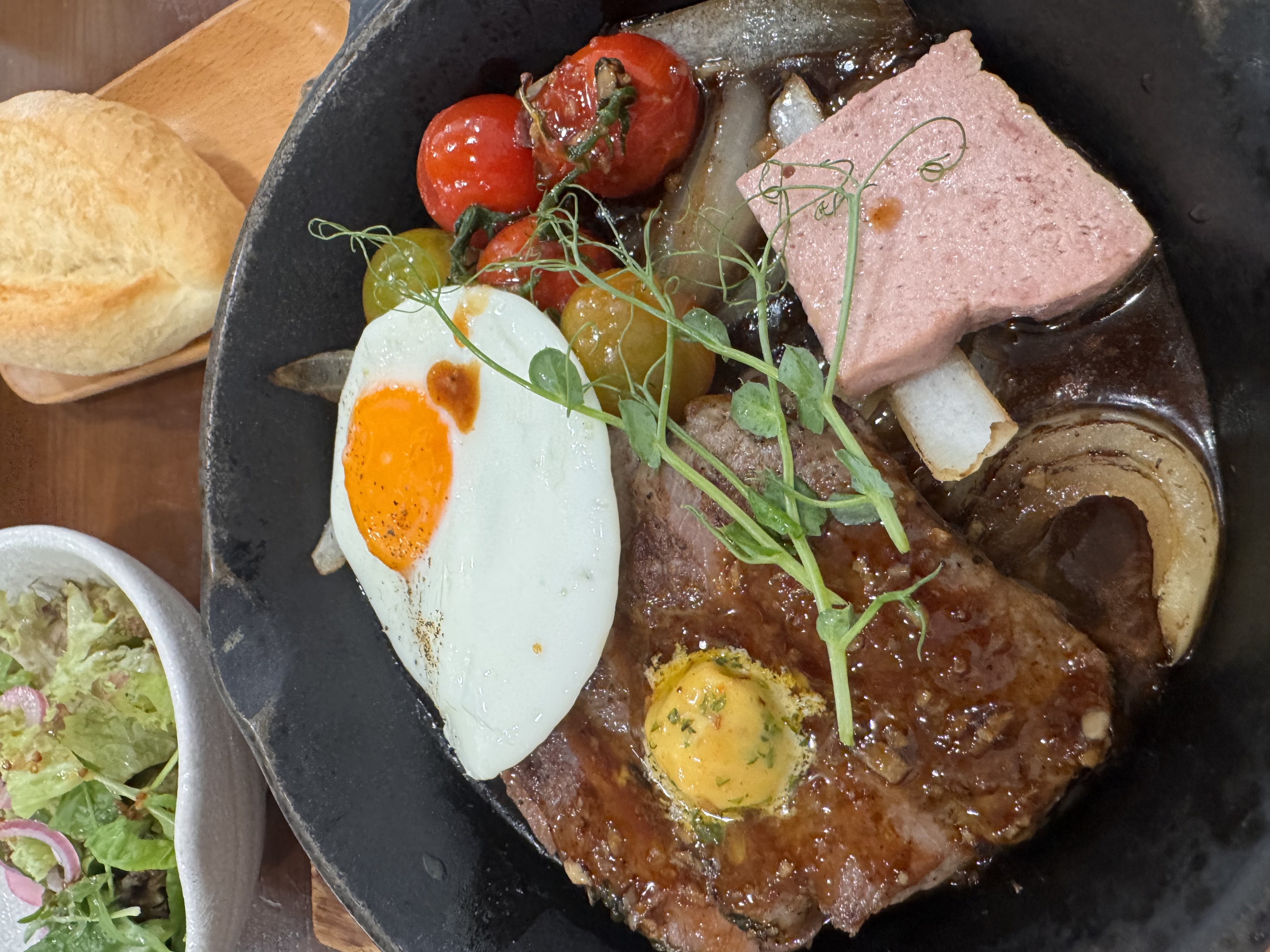 Than bò Úc ốp la Patê