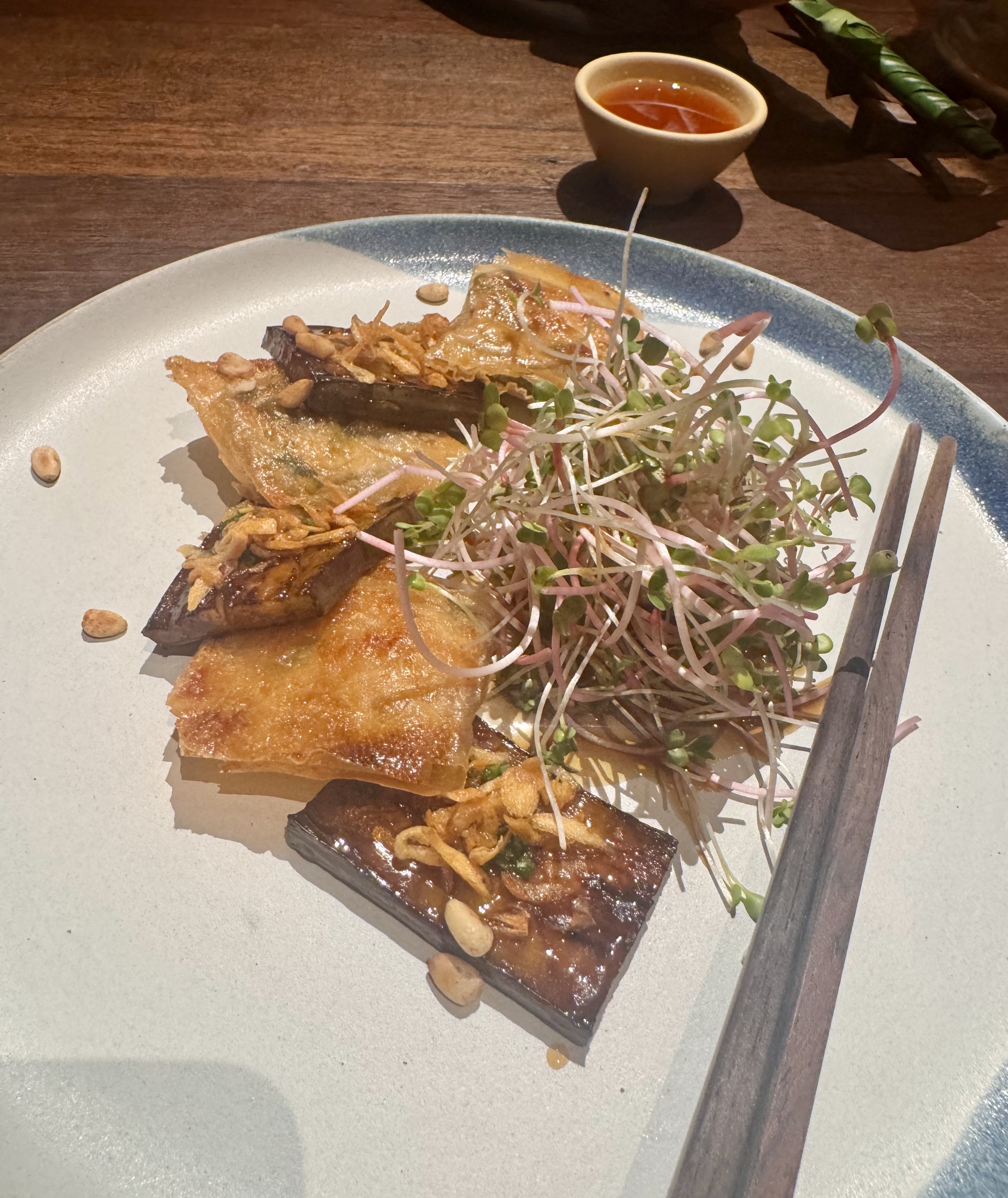 Cà tím nướng hương nhu và nấm đùi gà gói bánh tráng