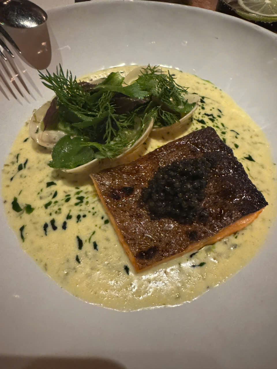 Cá hồi salmon fillet với Trứng Cá Tầm Caviar kèm nghêu thì là