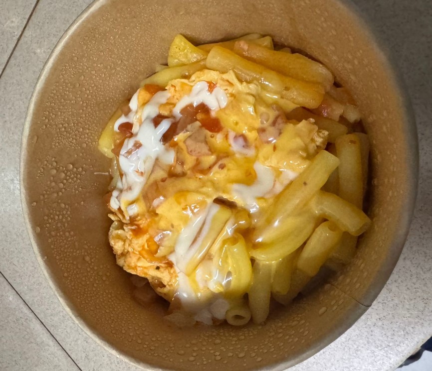 Nui xào trứng thêm phô mai